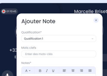Illustration montrant un manager utilisant des notes et l’écoute en temps réel pour améliorer la qualité des interactions clients