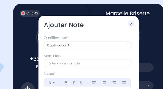 Illustration montrant un manager utilisant des notes et l’écoute en temps réel pour améliorer la qualité des interactions clients